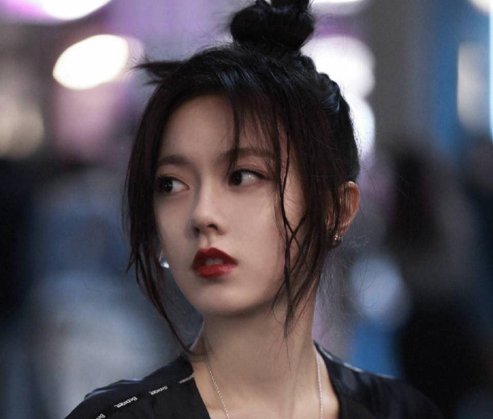 关晓彤杂志拍摄,形象大变,身材差评,网友:和周冬雨有一拼_衣服_时尚