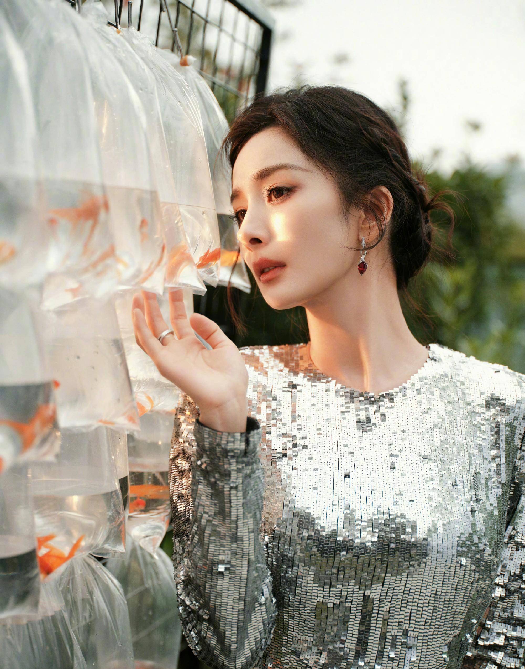 杨幂穿上银色流光裙,秒变仙女!美出新高度_气质_女神_配饰