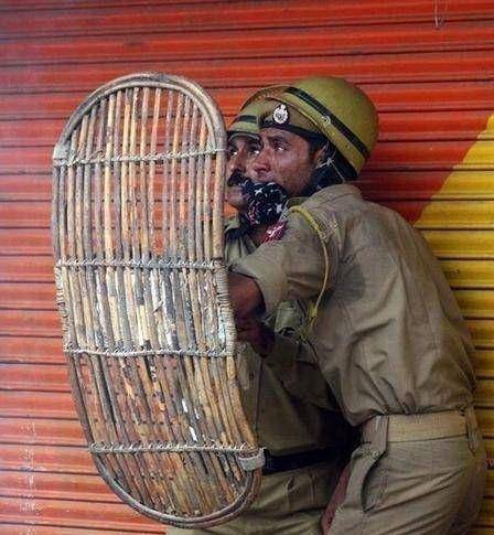 印度警察执法时,为何总是手拿一根木棍?真实原因令人唏嘘!