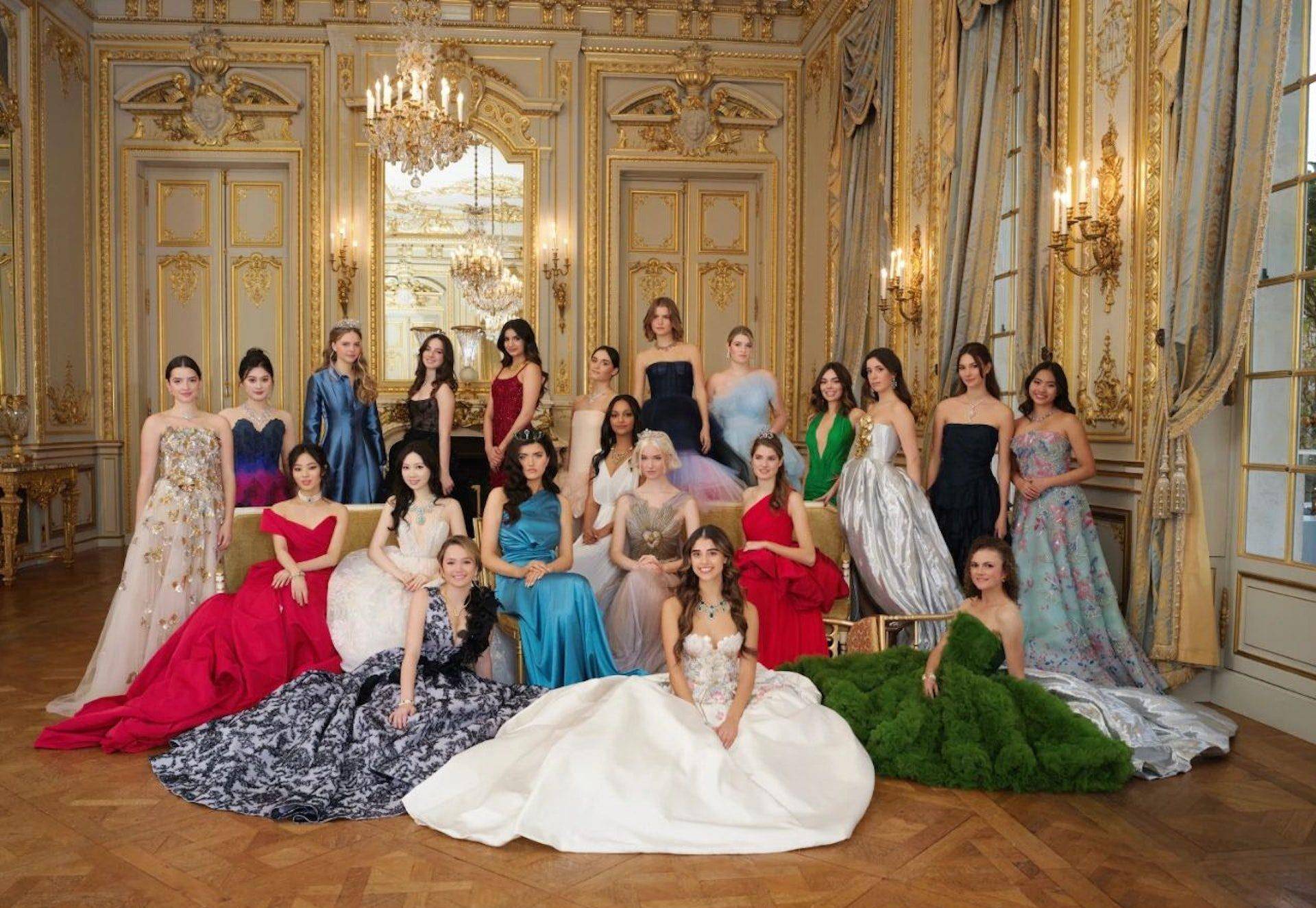 巴黎名媛舞会大合照,东亚银行后人穿红色抢镜,甄子丹女儿坐边上_中国