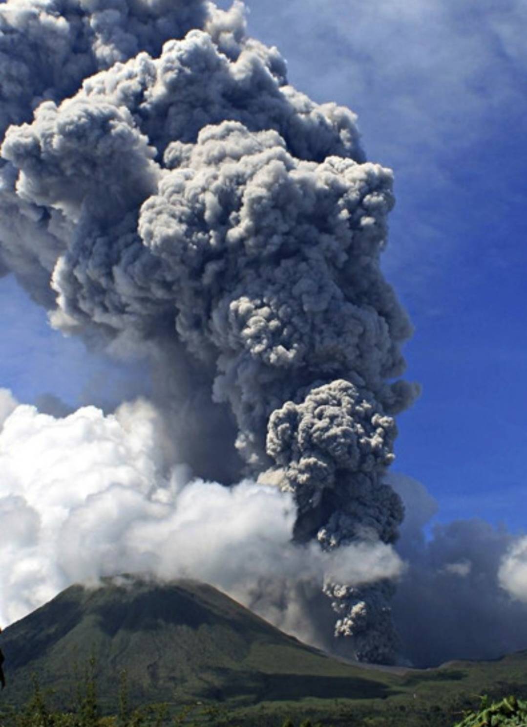 印尼马拉皮火山喷发,灰柱高达3000米