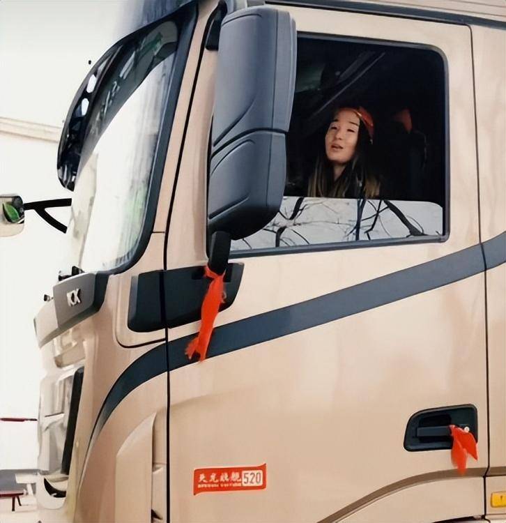 河北90后女孩云歌,替父拉货跑遍全国,拉横幅征婚:月