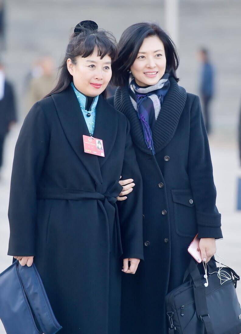 周涛携儿女拍大片,15岁女儿长成她的翻版,儿子穿卫衣套装好帅气_活力