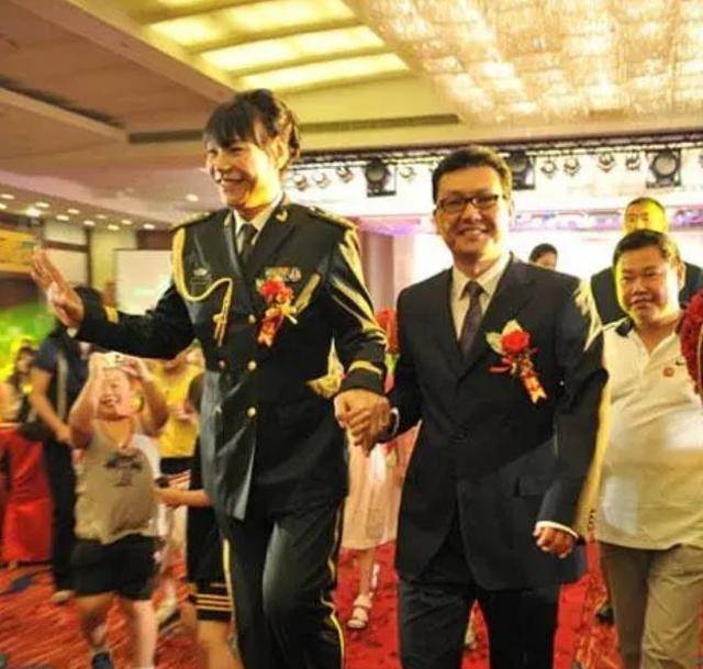 女篮名将郑海霞:坐拥大校军衔,嫁给1米9街道临时工,现状如何?