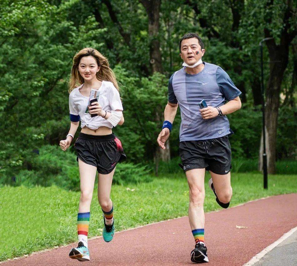 李嫣嘴巴已经恢复好了,罕晒与王菲合照,换新发型打扮好清凉_李亚鹏