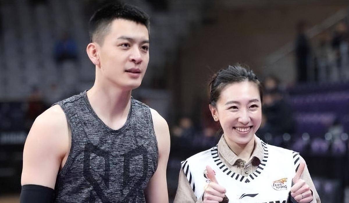 杨鸣疑婚内出轨,与情人搂抱合影曝光,妻子发声,更多证据被扒_生活