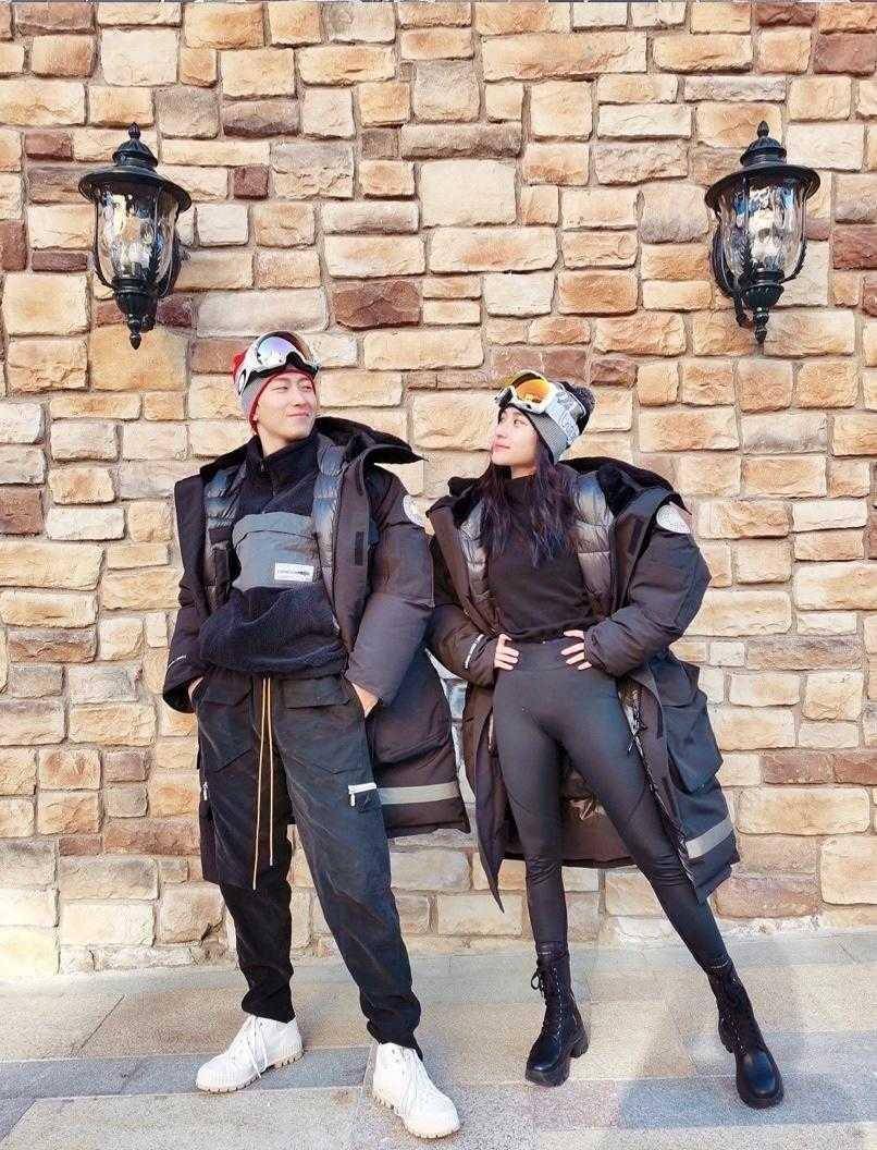 何超莲和男友出游好敢穿,一条瑜伽裤配羽绒服,这身材也太好了_效果