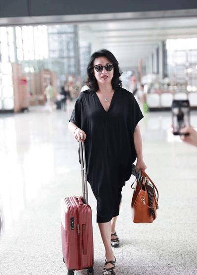 52岁金星终于穿对了,黑色v领连衣裙优雅减龄,无奈小腿暴露年龄_版型