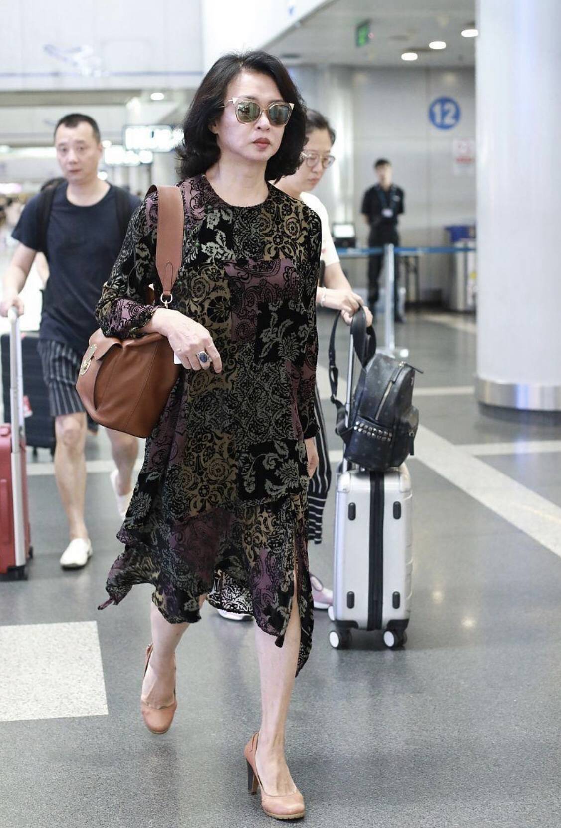 69岁的林青霞真是美的一辈子,穿衣优雅得体,备受瞩目_时尚_白色_气质