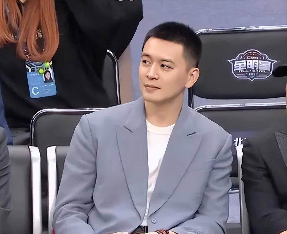 杨鸣现年38岁,而章思思已经45岁,两人之间的年龄差距和章思思的家庭