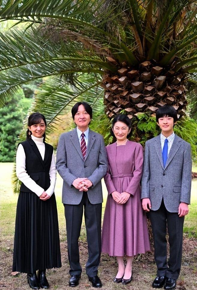 日本纪子妃全家福来了!
