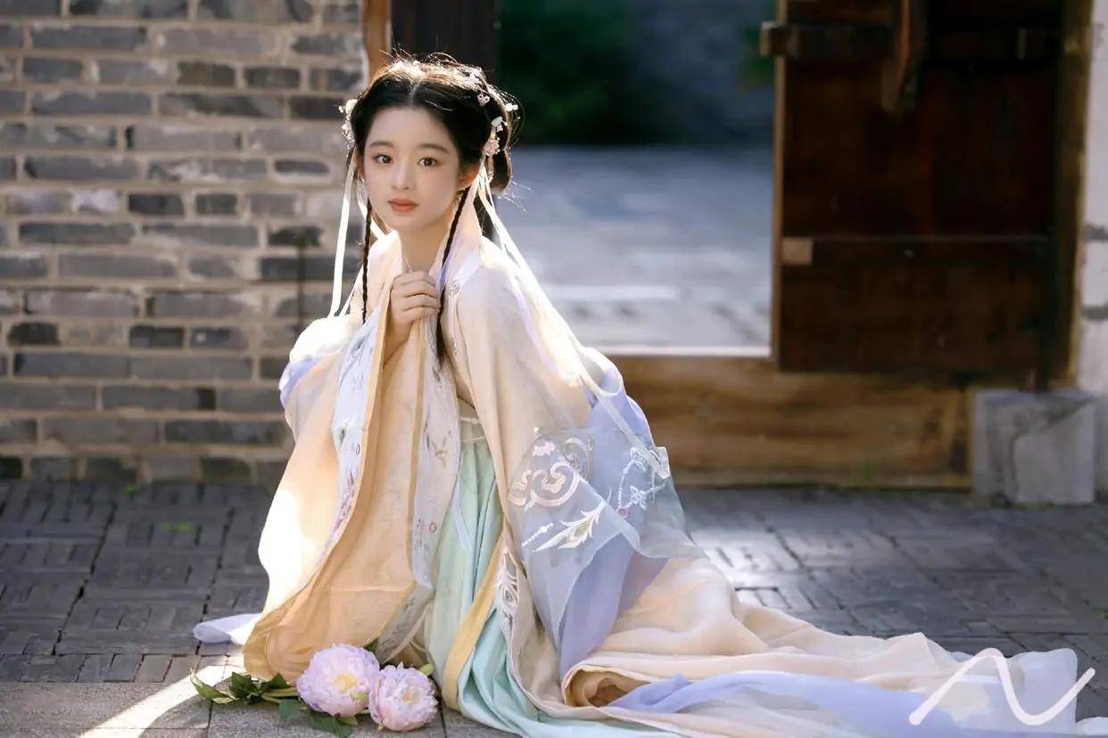 14岁黄杨钿甜少女初长成,《国风大典》上古装走秀娇俏惹人爱_楚乔