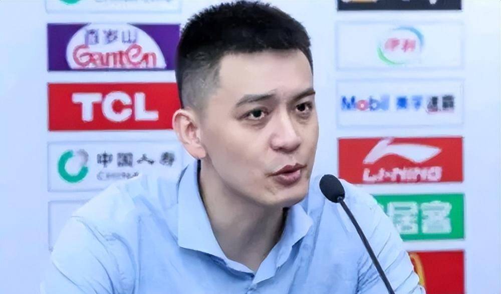 杨鸣的新恋人章思思的身份更是加深了事件的复杂性.