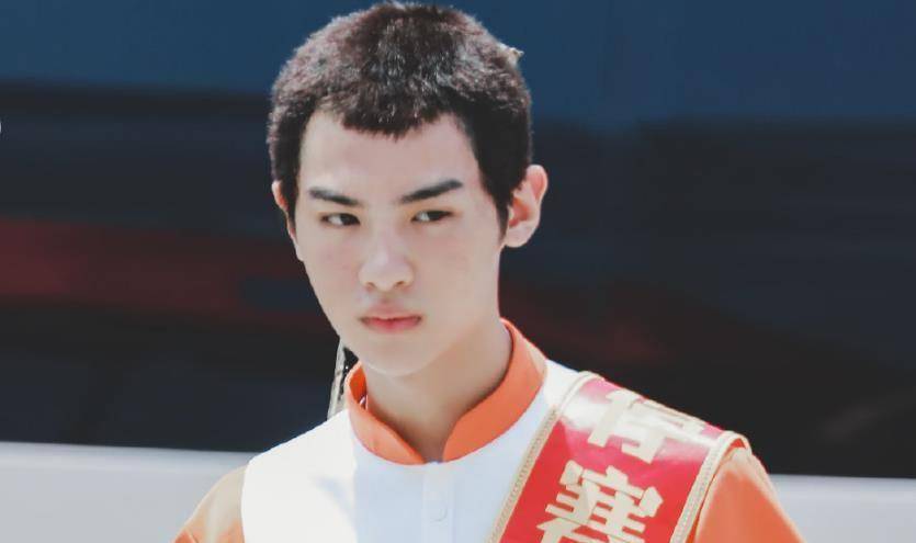 黄明昊"寸头"亮相,发型撞脸王源,以为真成精神小伙_短发_小贾_节目