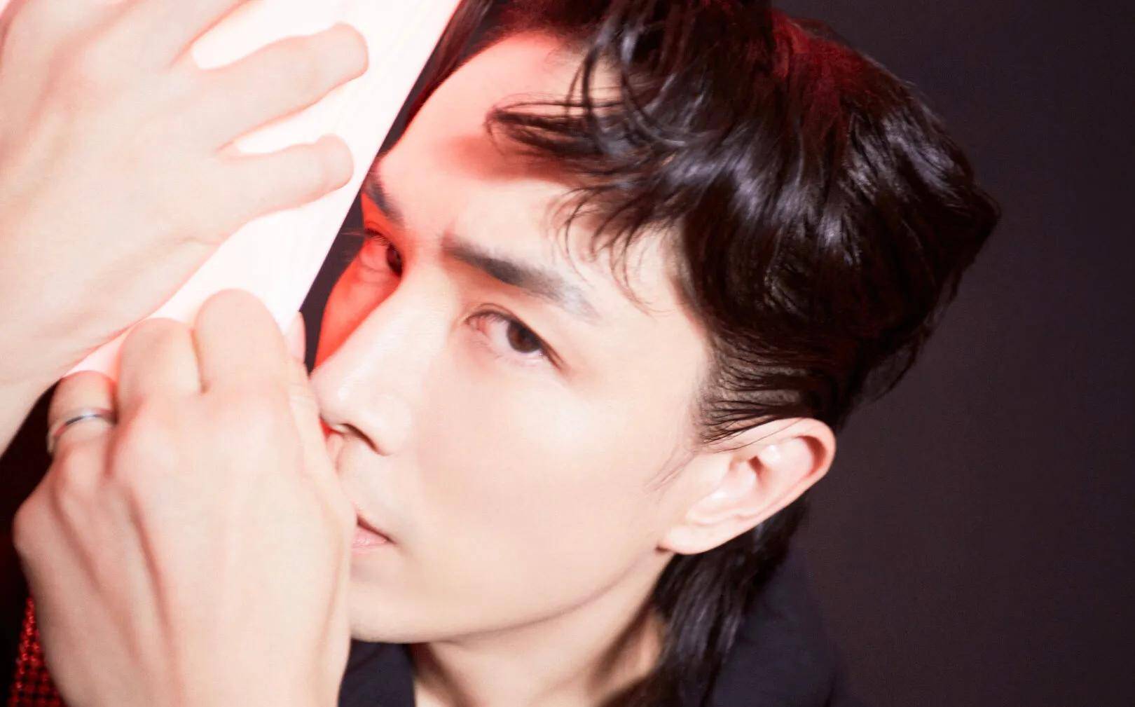 李承铉狼尾湿发造型,个性时尚禁欲风满满,给人一种小狼狗的感觉_大片