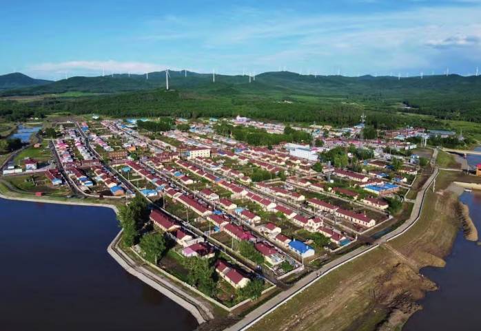 開發了釣魚臺景區,赫哲族民族村度假區和街津山生態旅遊區等旅遊景點