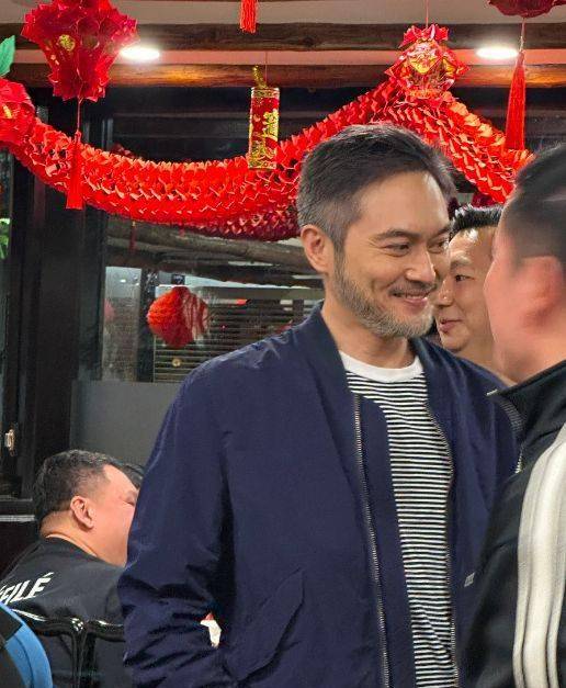 张智霖夫妇酒楼被偶遇,袁咏仪变老还脱发,男方络腮胡全白脸很愁_人生