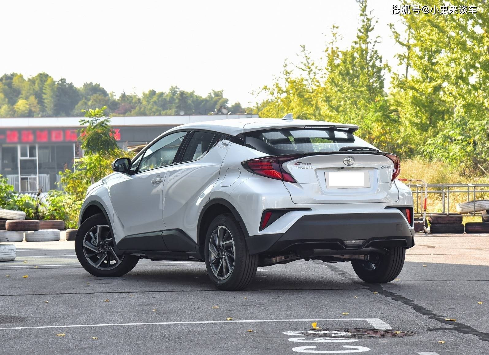 年末值得抄底丰田轿跑suv!售价亲民外观时尚动感,搭载2.