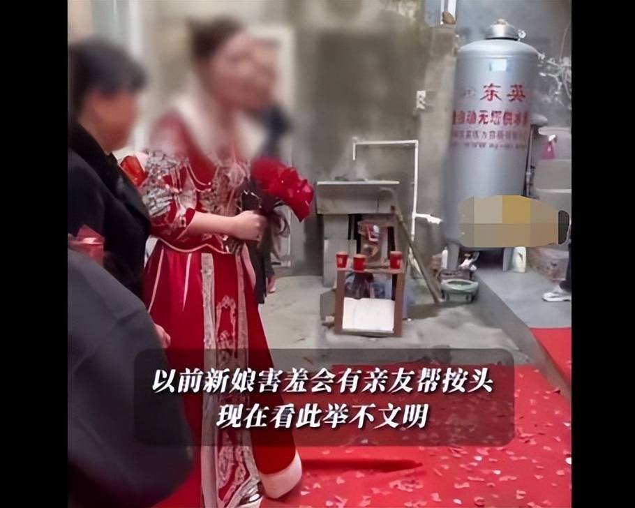 新娘夫妻对拜时被一女子用力按头,婚礼的陋习该怎么改变？