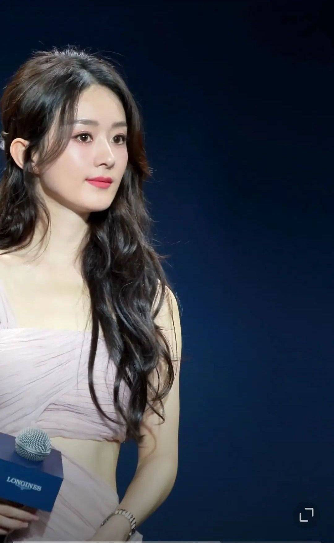 赵丽颖穿粉色希腊裙露香肩秀小蛮腰,妆容粉美却被嘲都多大年纪了_明星