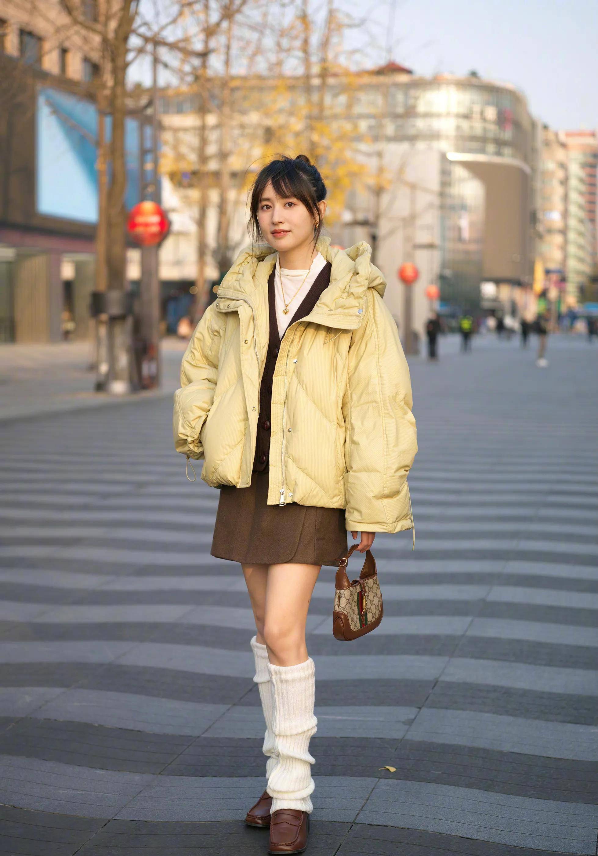 秀出大长腿,搭配羽绒服也能让造型更加时尚个性