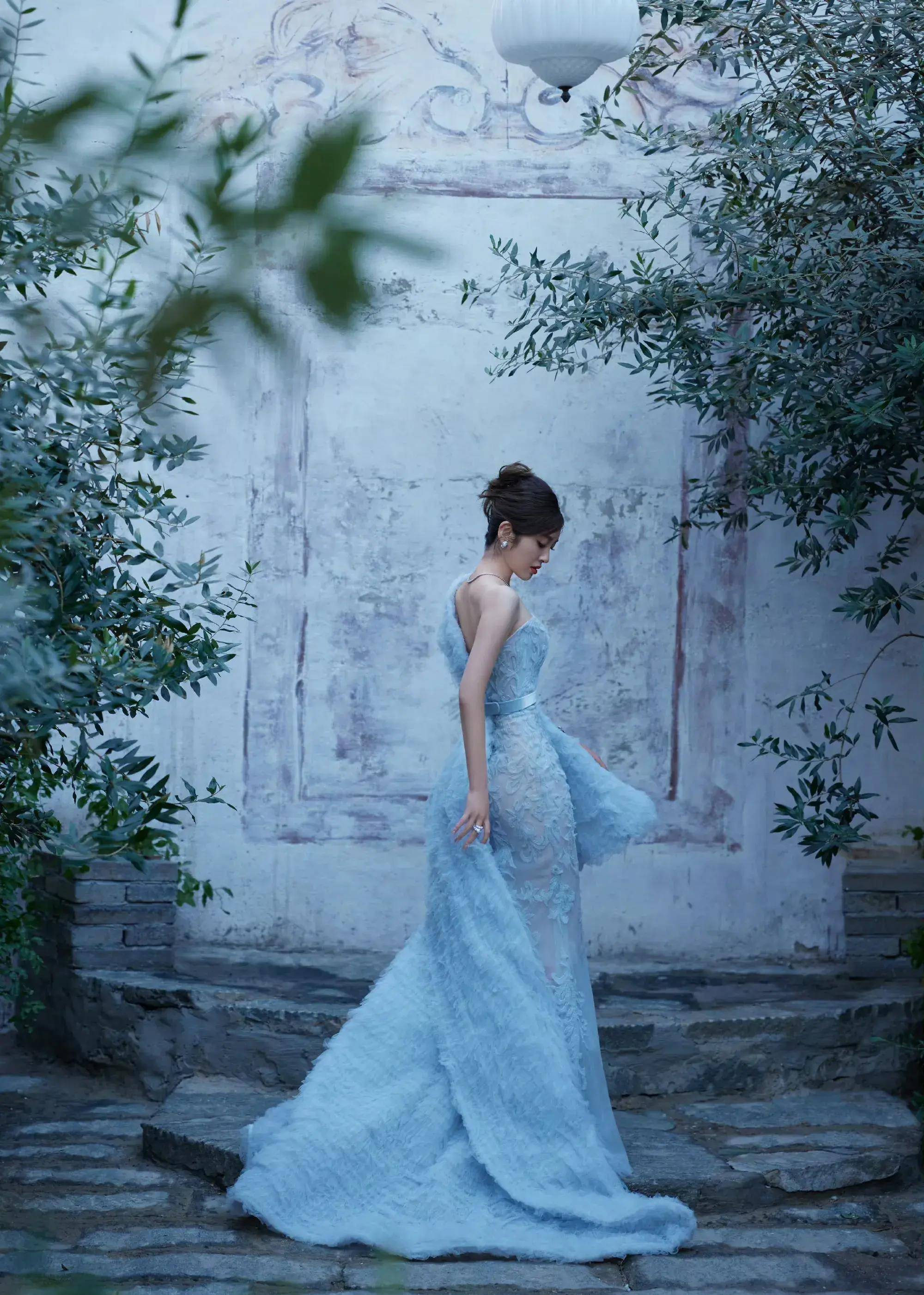 唐艺昕蓝色单肩透视裙 优雅大气 清冷静谧_造型_显得_整体