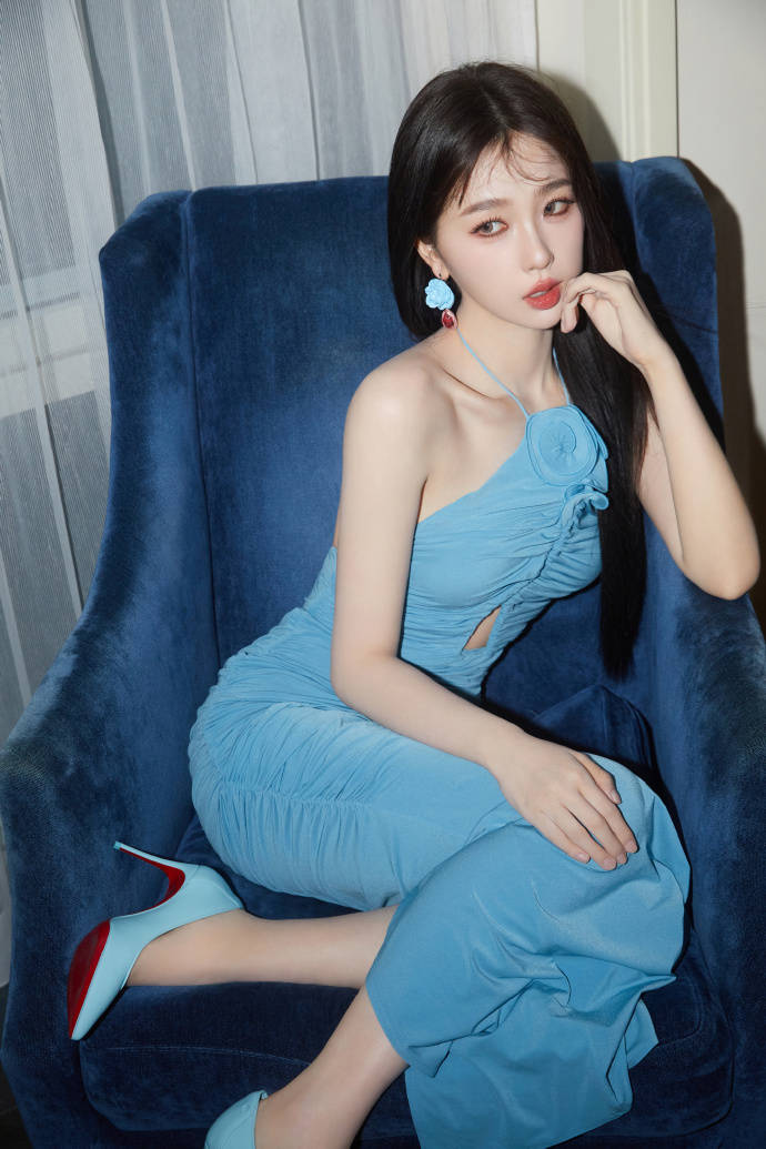 虞书欣新造型大胆展现又纯又欲的时尚魅力!清新时尚又迷人!