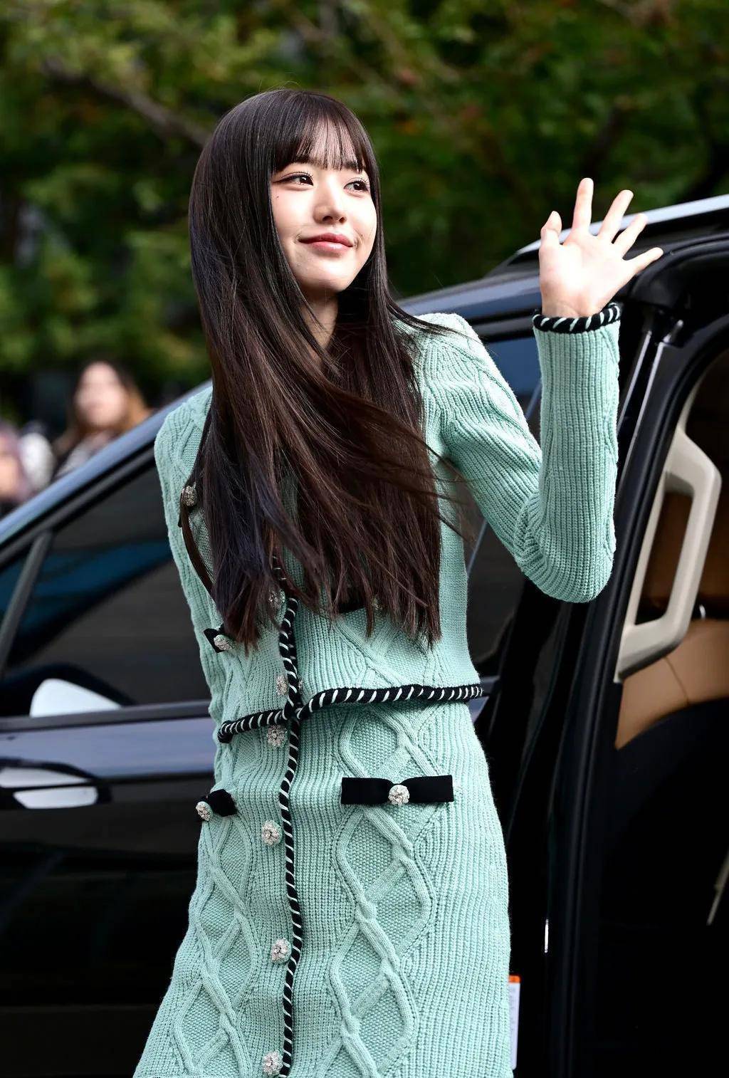 张元英富江女即视感,一袭蓝色小香风套装美翻天_偶像_外套_富家女