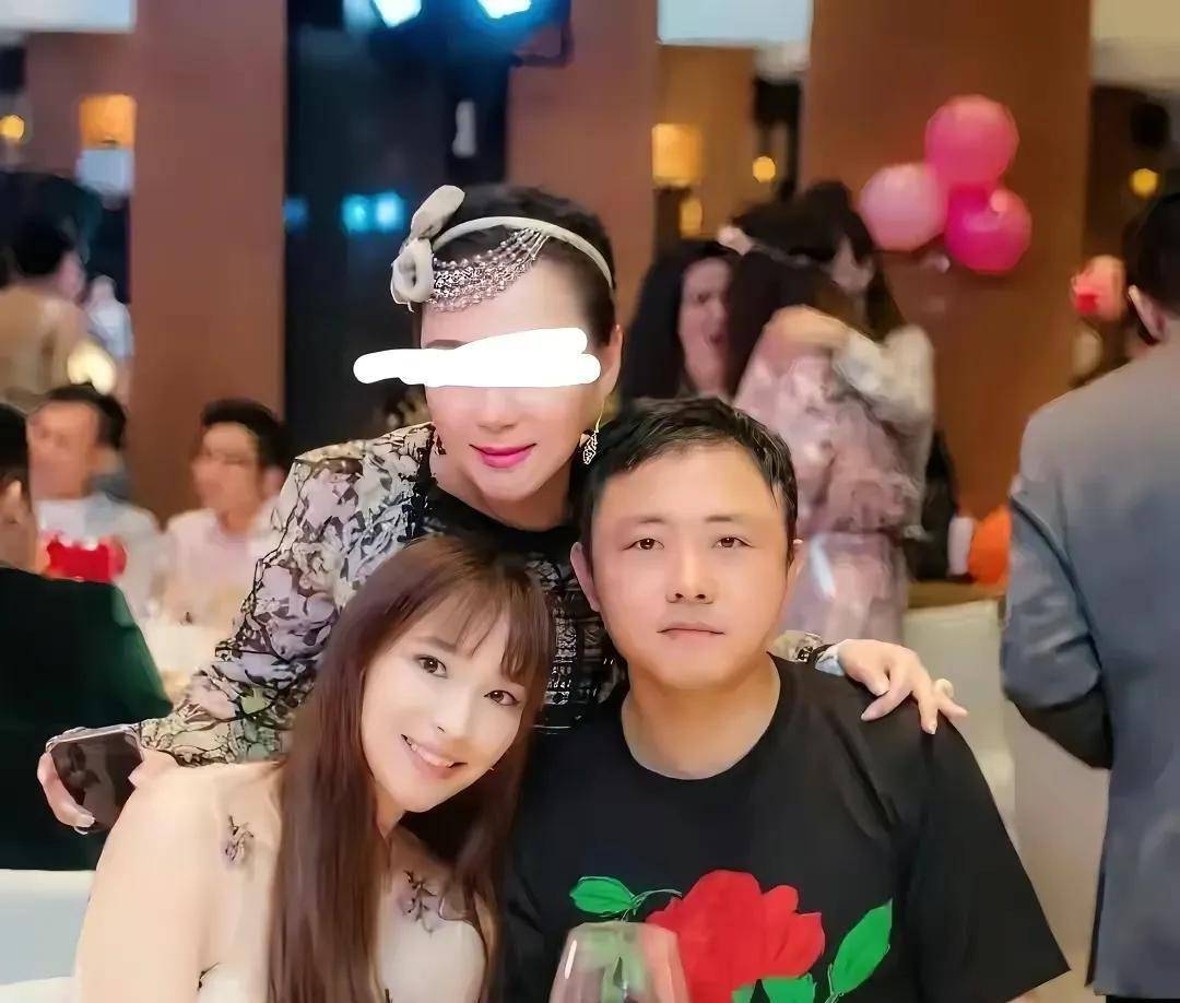 崔丽杰有一个美丽的妹妹,名叫崔丽梅.