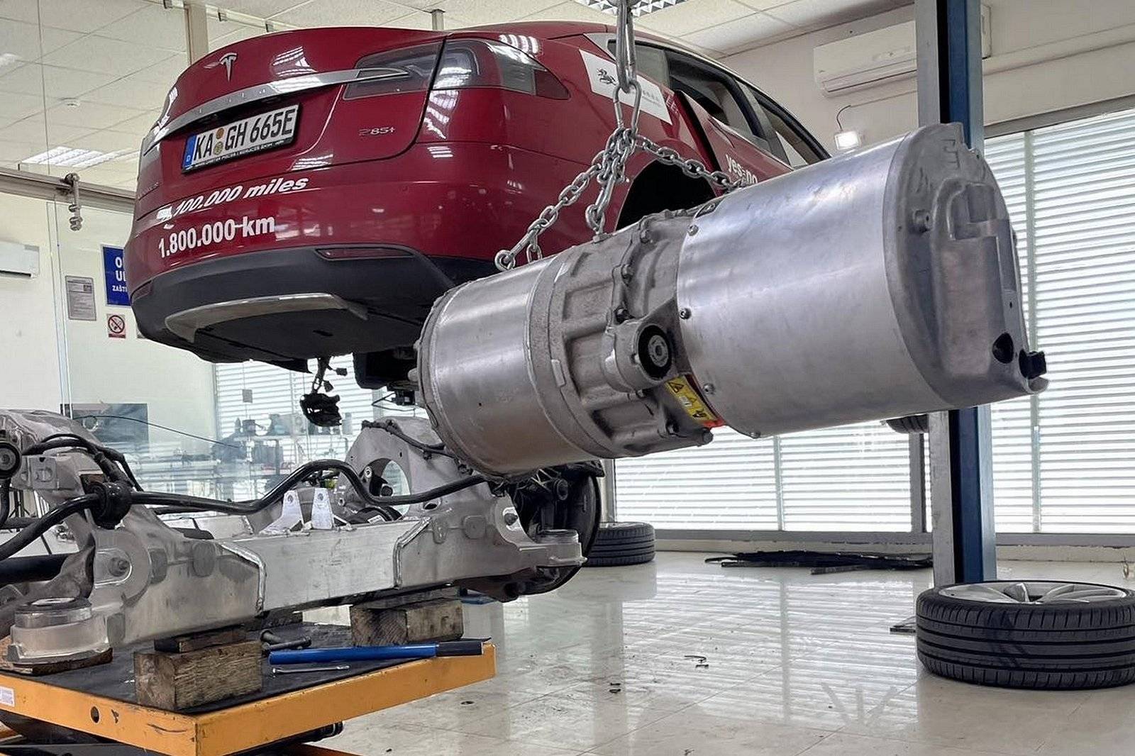 除了电机和电池外,这辆特斯拉