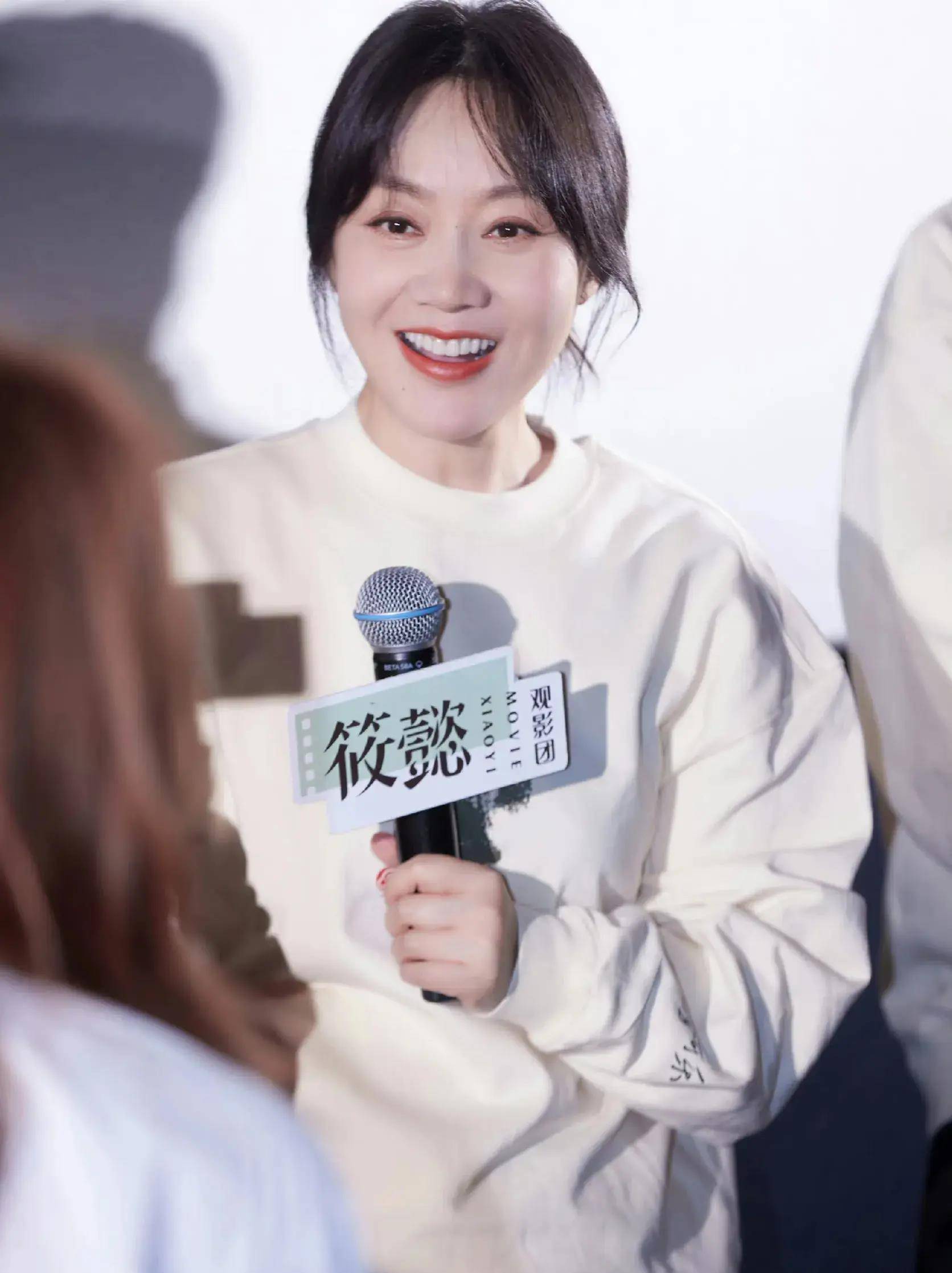 52岁闫妮才是"腿精",和33岁谭松韵同框,谁能看出19岁的年龄差_优势