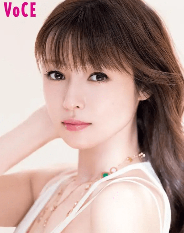 曝日本女星深田恭子出轨,趁富豪男友出差,家中私会导演_带着_婚事_脸