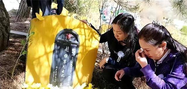 86年老山战场照《死吻》,亲吻临终士兵的女战士张茹,后来怎样了_赵维