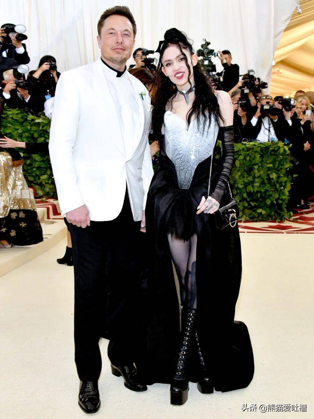 19年8月,马斯克带着grimes来到国内,还被拍到一起吃了地道的涮肉