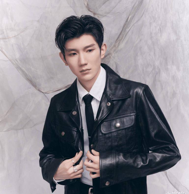 王源近照被嘲"月球表面",都是吸烟惹的祸?_事情_皮肤_长痘痘