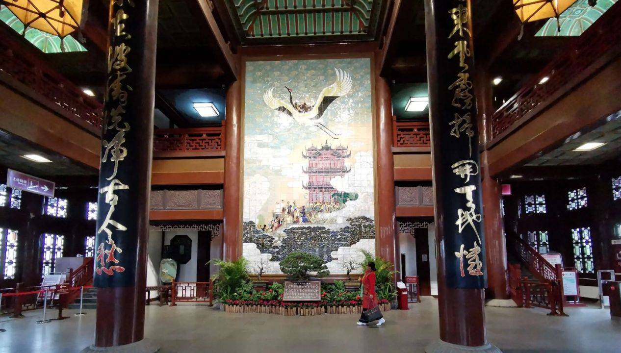楼梯攀上二楼,大厅正面墙上用大理石镌刻了唐代阎伯理撰写的《黄鹤楼