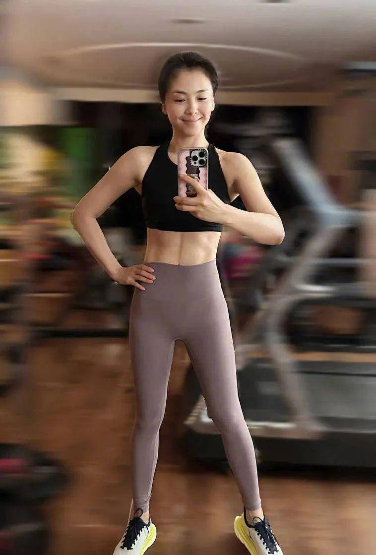 刘涛裸露的脸庞展现出她自信自然的一面,呈现出一种无需修饰的美丽.