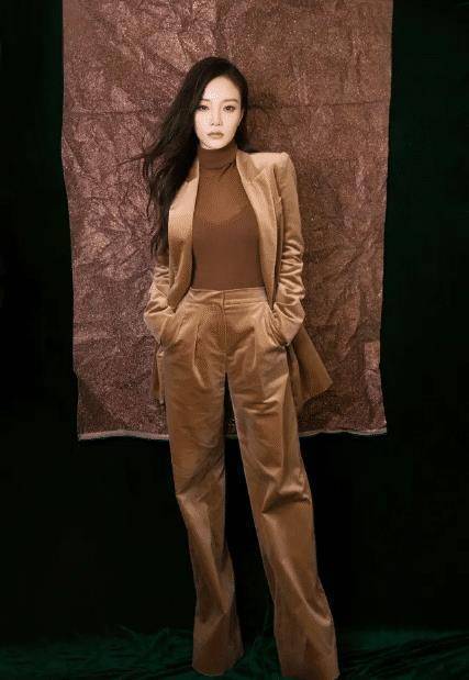 李小璐把自己活成了"网红",穿碎花连衣裙配丸子头,气质都变了