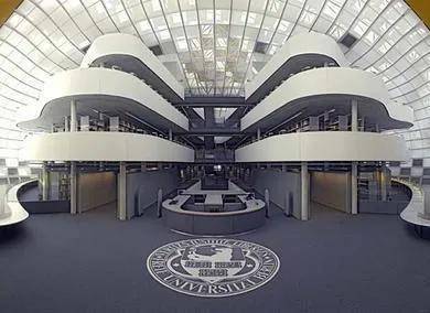 可是,她连德语早安"都不会讲,校方建议她先进入歌德学院,专攻语言.