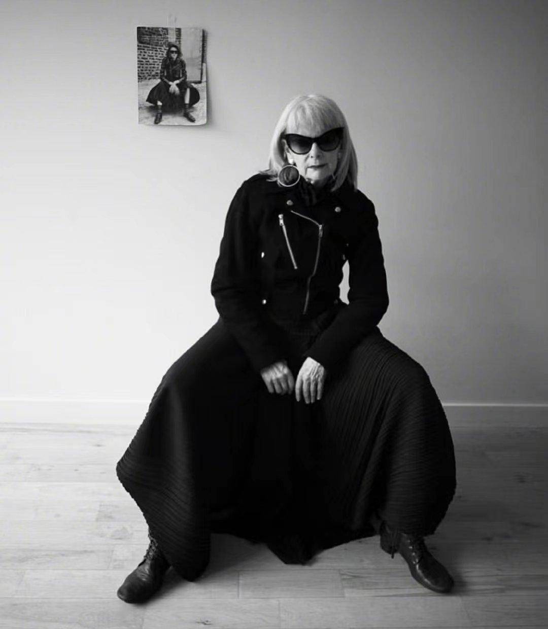 黑色单品最忌讳单调,所以在西装上,lyn slater亲自使用了全袖口的方式