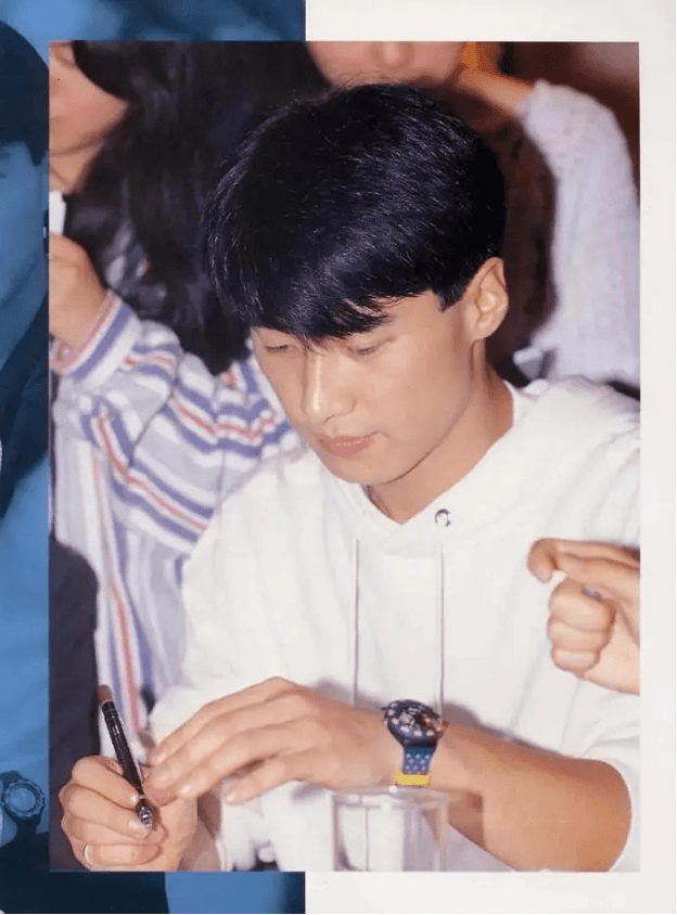 62岁刘德华携妻女送父亲最后一程,神情哀伤,让人泪目…_黎明和_支持