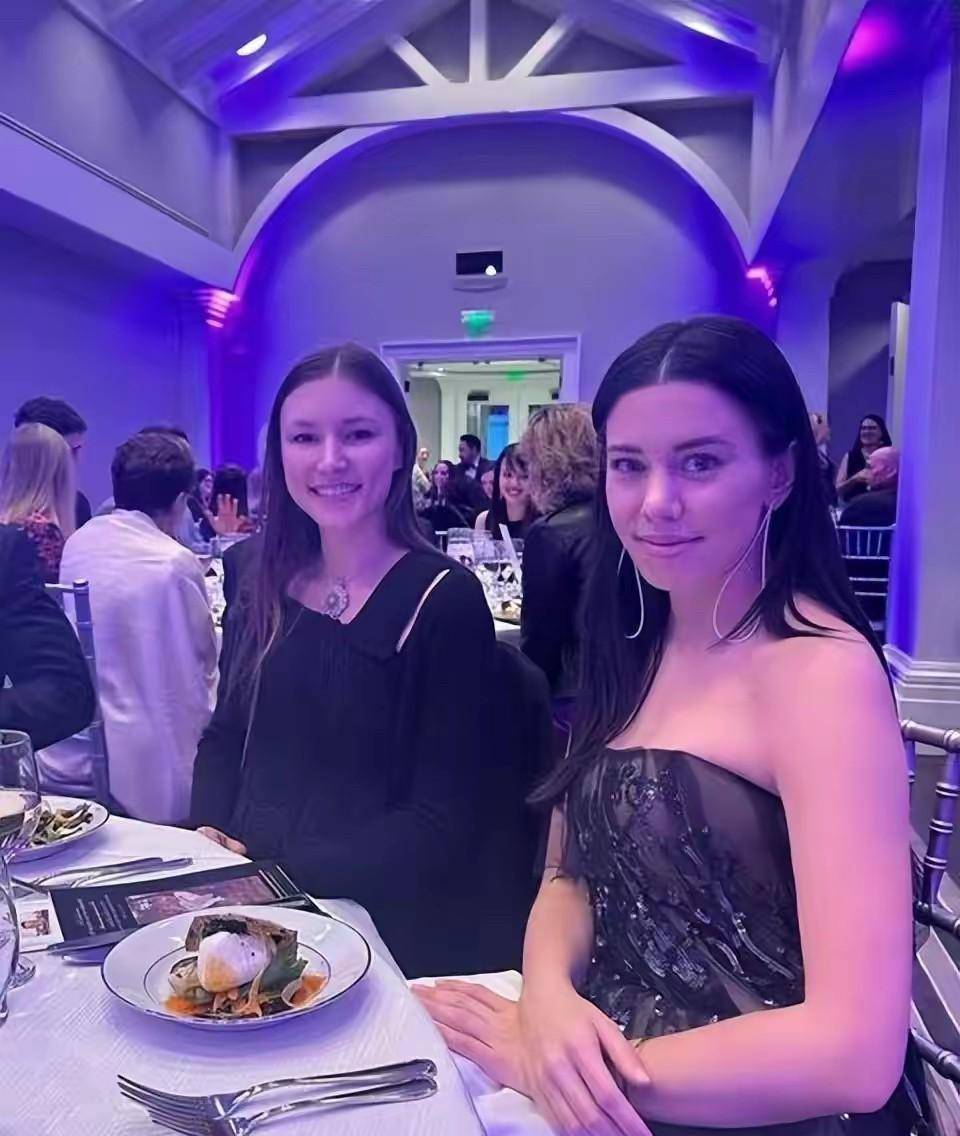 穿上黄裙子变身兔女郎,身材比两个女孩还要好_vera_wang_女儿