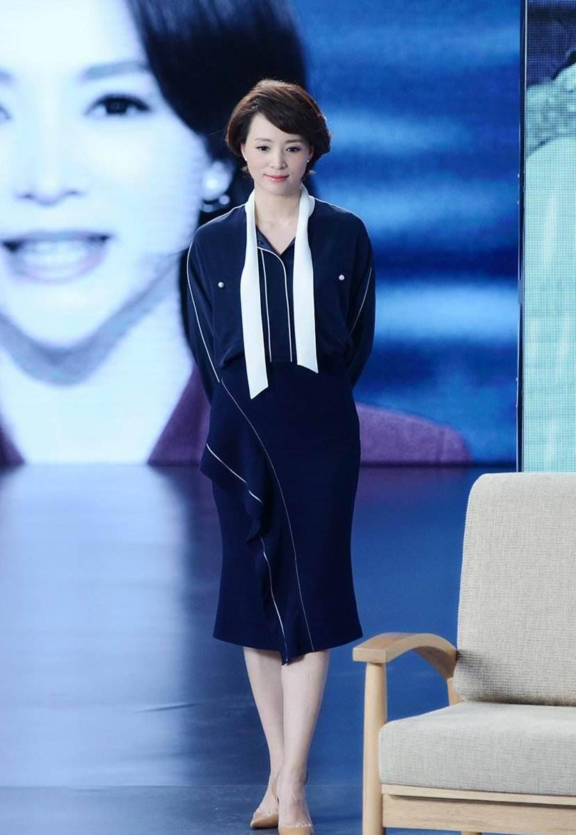 董卿回村吃席,素面朝天都比普通村妇要漂亮得多,叉腰太不得体!