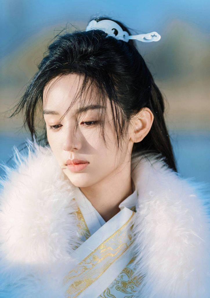 周也玉簪冠发英气十足 穿白衣锦袍化身俊朗少年_画面_造型_仙境