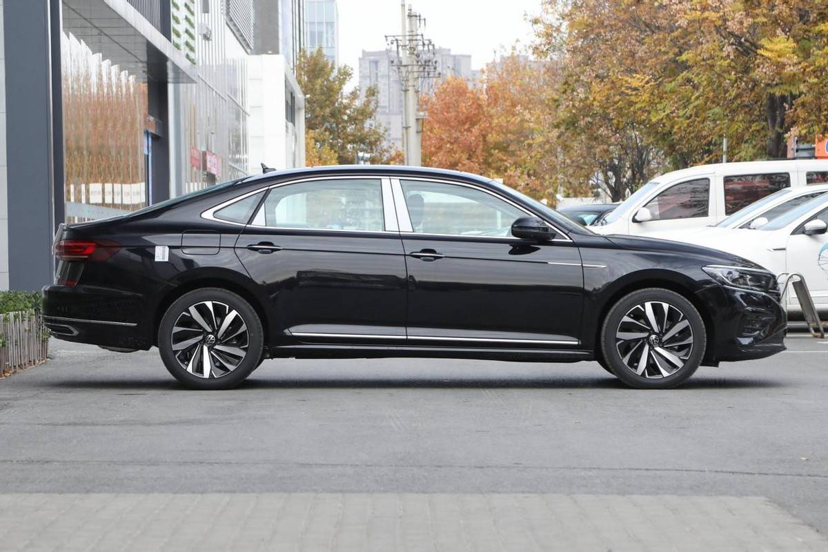 实拍新款帕萨特,车长超4米9,降幅近3万,家用选它值不值?