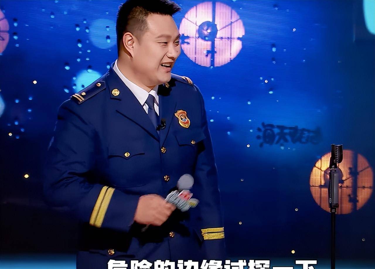 成龙说起当年洗发水策划,全场大笑,唱起"真心英雄"则让人感动_主题