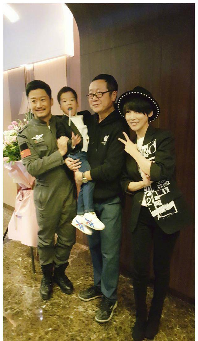 从龙套演员,到百亿影帝,吴京的成功离不开"娇妻"_谢楠_节目_光线传媒