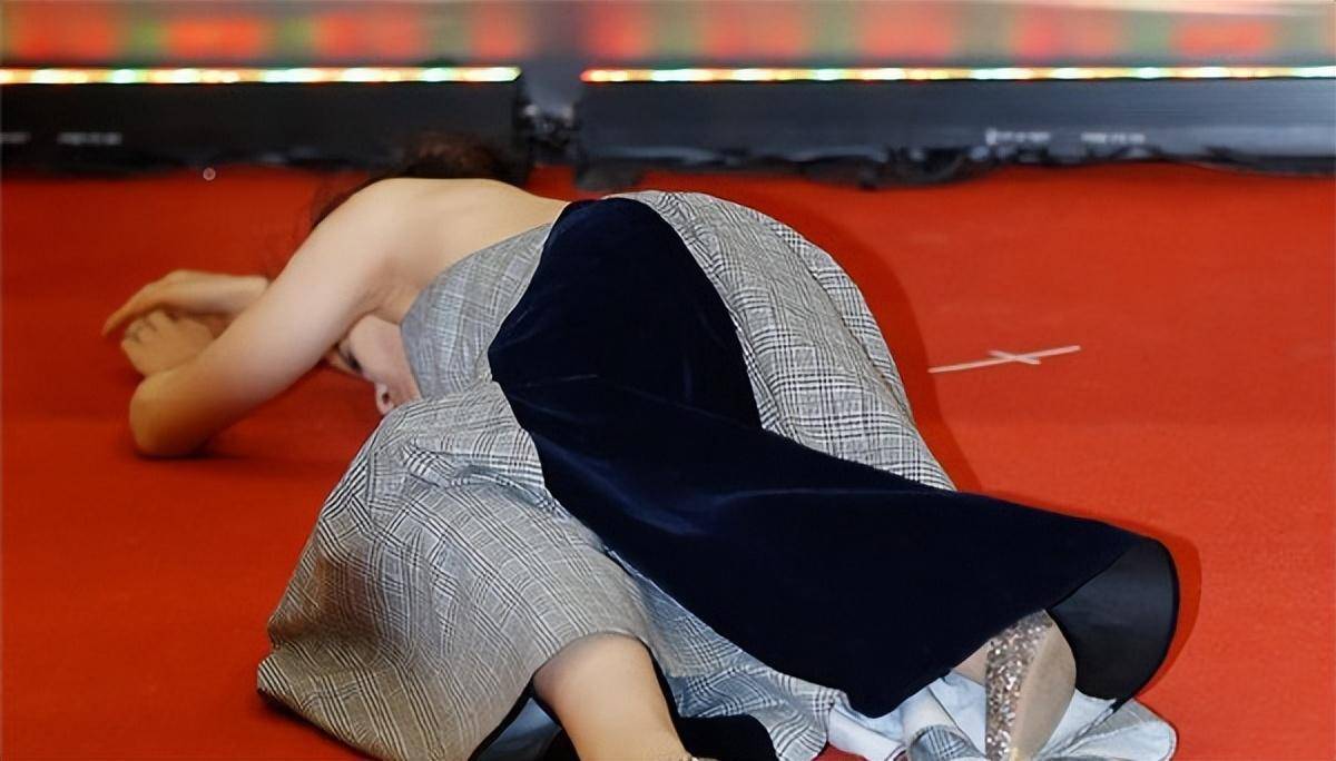 "尴尬女神"赵樱子:红毯冻晕,错认阿娇得罪杨超越,她多有多作_老公