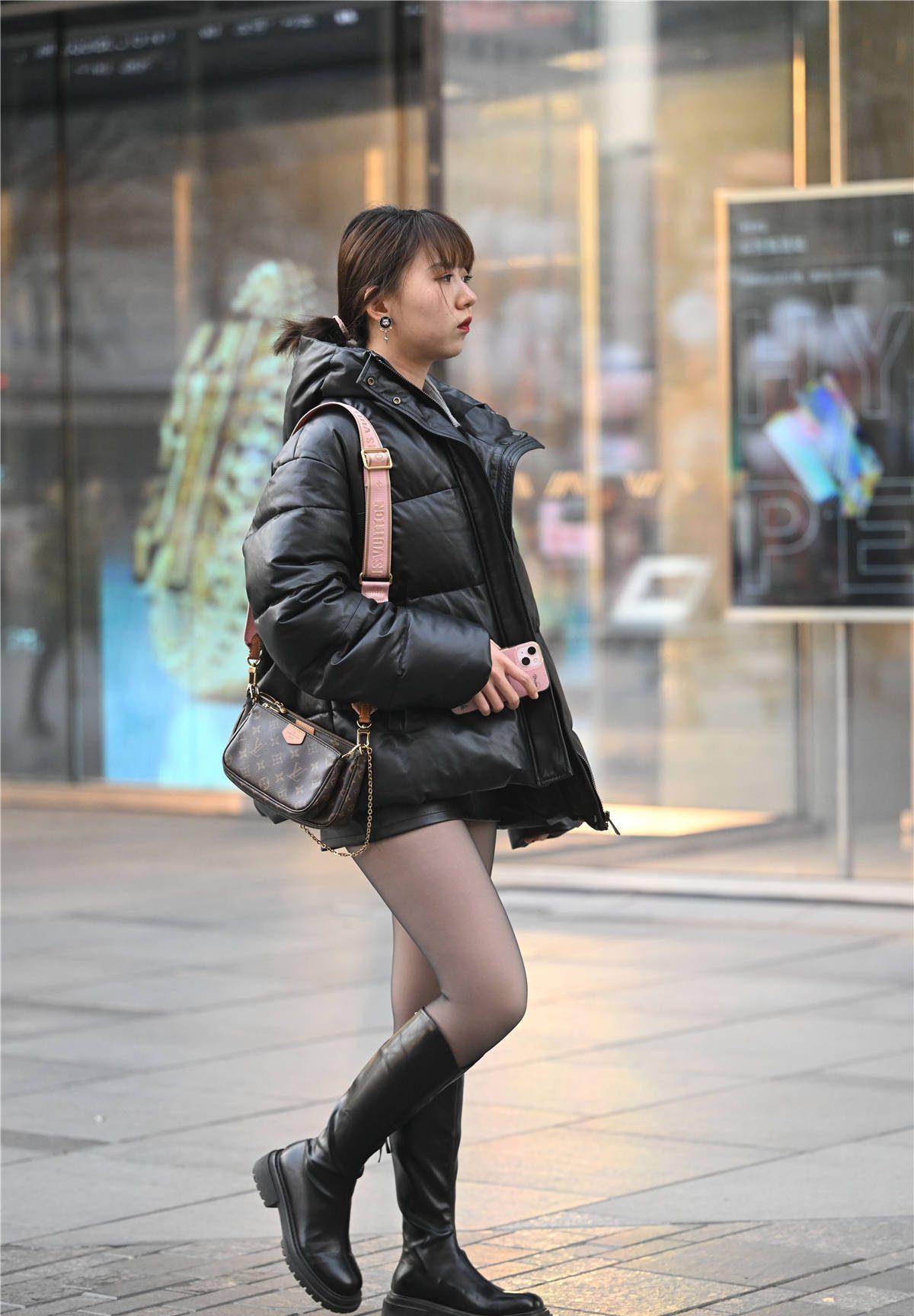 冬季里的丝袜搭配长靴,很经典的组合,却每个人都不一样