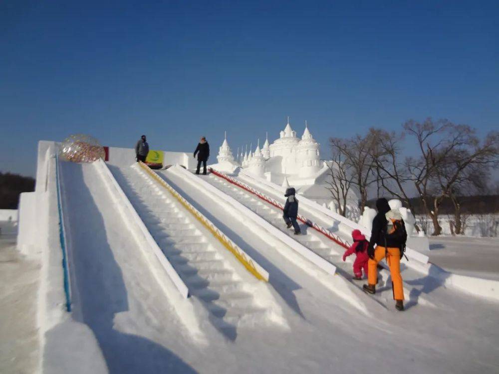 天梯山戏雪乐园图片